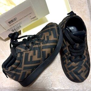 KIDS FENDI SNEAKERS EU 24/ US 8C 🤩🤩🤩 EXCELLENT CONDITION BOX INCLUDED